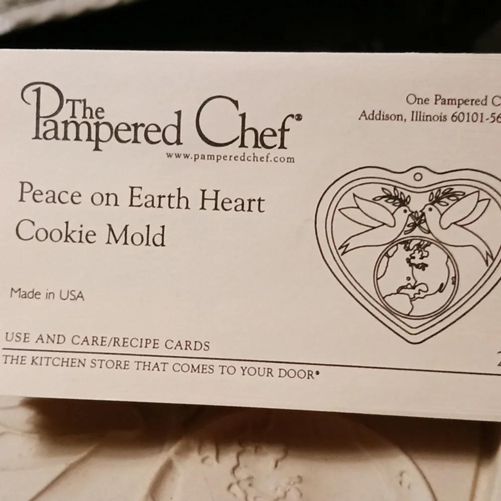 The Pampered Chef Prace on Earth Heart Cookie Mold